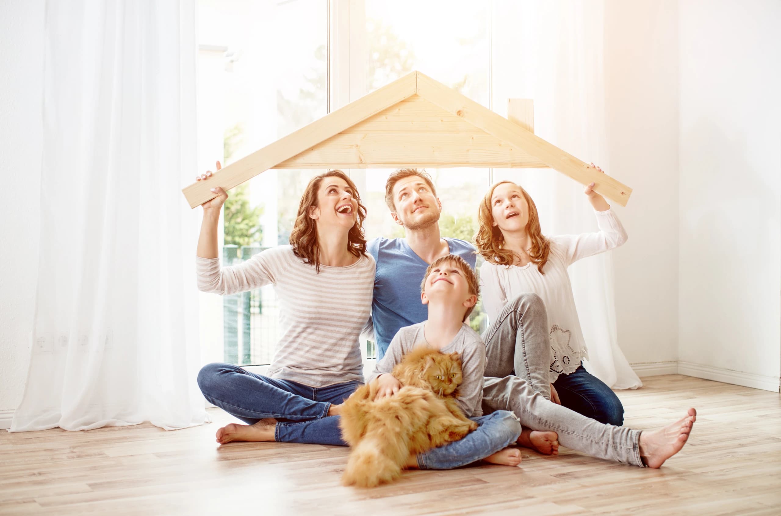 Hintergrundbild: Eine glückliche Familie ist in ihr Haus eingezogen